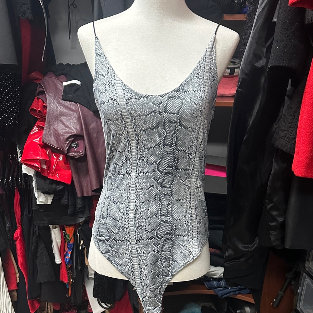 Gaze Monochrome Snakeskin Pattern Top